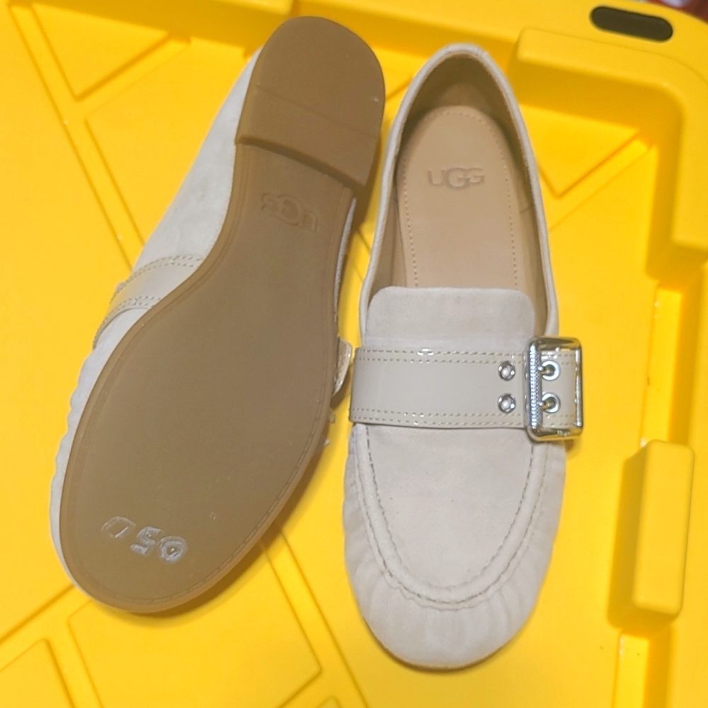 Ugg flats - Picture 2 of 3